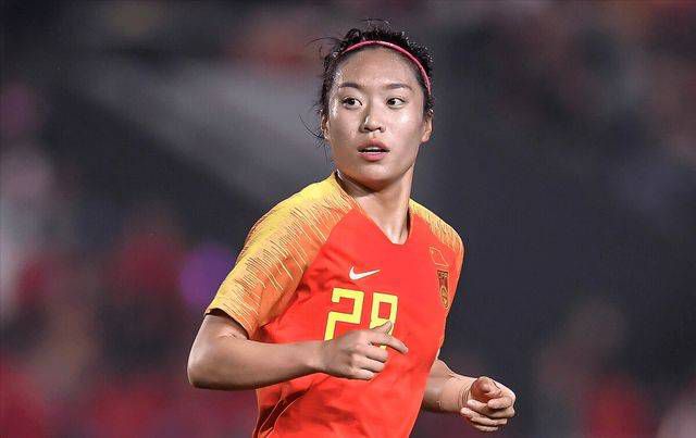 而巨石后面的山体，也被砸出一个宽约一米、深约三四米的大洞。